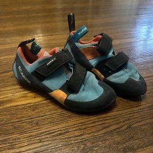 Scarpa force V climbing shoes size 40